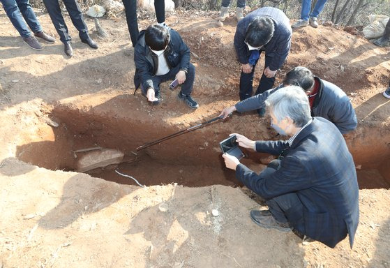 꼼꼼히 살피는 장고분 유적   (나주=연합뉴스) 천정인 기자 = 8일 오후 전남 나주시 봉황면 고속도로 건설 현장에서 발견된 장고분 추정 유적지에서 문화재청 등 관계기관 관계자들이 현장조사를 하고 있다. 2021.12.8   iny@yna.co.kr (끝)  〈저작권자(c) 연합뉴스, 무단 전재-재배포 금지〉