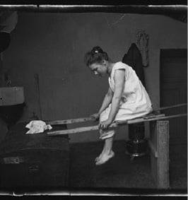 ‘부상 당한 천사’를 그리기 전 모델이 포즈를 취한 모습.