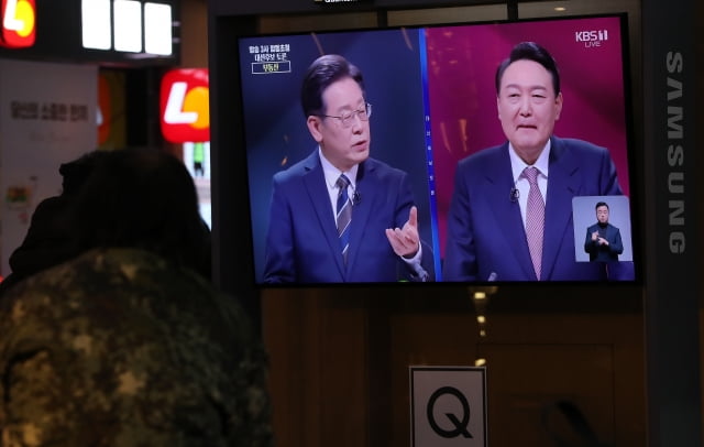 3일 서울역 대합실에서 시민들이 2022대선 4자 대통령후보초청 방송토론을 시청하고 있다. / 사진=뉴스1