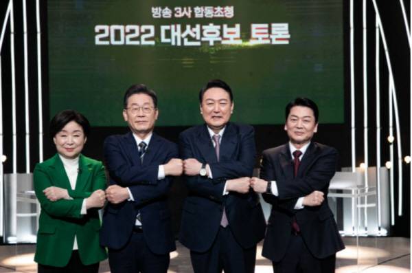 3일 서울 여의도 KBS에서 열린 방송 3사 합동 초청 `2022 대선 후보 토론`에 앞서 후보들이 기념촬영하고 있다. 왼쪽부터 심상정 정의당, 이재명 더불어민주당, 윤석열 국민의힘, 안철수 국민의당 대선 후보. [사진출처 = 연합뉴스]