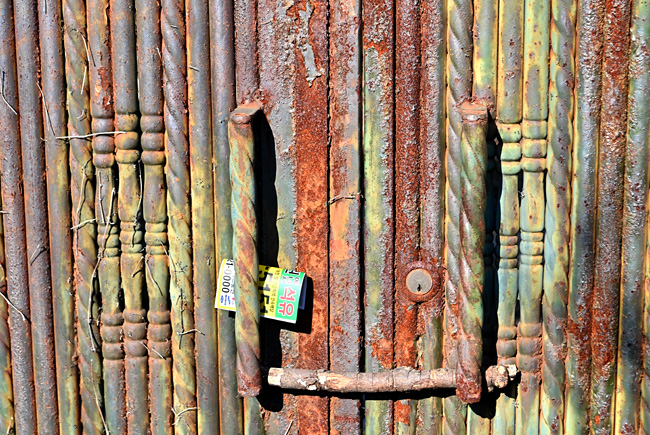 핫플레이스가 된 쇠락한 소제동 골목의 녹슨 철문.