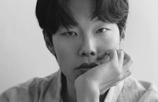 Actor Ryu Jun-yeol showed off his chic charm.On the morning of the 3rd, Ryu Jun-yeol posted a picture on his instagram with the phrase it is the first advertisement.Ryu Jun-yeol in the photo is in the middle of shooting a picture. He has been talking about his current situation with a warm visual that creates a clean man-to-man and a boyfriend.Above all, the chic feeling of his eyes caught his heart.On the other hand, Ryu Jun-yeol confirmed the appearance of Han Jae-rims OTT series Money Game.Money Game is an 8-part drama newly adapted based on two works of Webtoon Money Game and PiGame. It is a story that 8 participants repeatedly cooperate and antagonize in the extreme setting where the Game ends when the death in the space where the social infrastructure is disconnected.