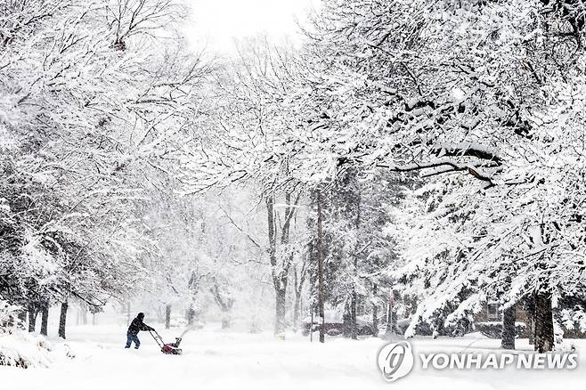 미국 미시간주 플린트에서 제설기로 눈을 치우는 한 주민 [플린트저널/AP=연합뉴스]