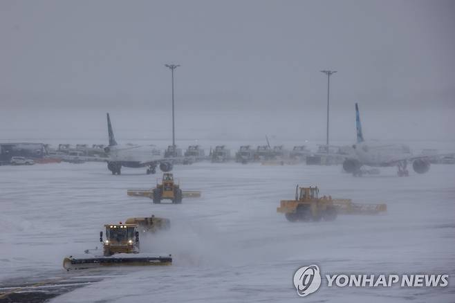 1월30일 눈으로 덮인 뉴욕 JFK공항  [신화 연합뉴스 자료사진. 재판매 및 DB 금지]