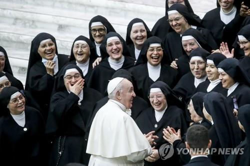 수녀들과 인사하는 프란치스코 교황 [연합뉴스 자료사진. DB 및 재판매 금지]