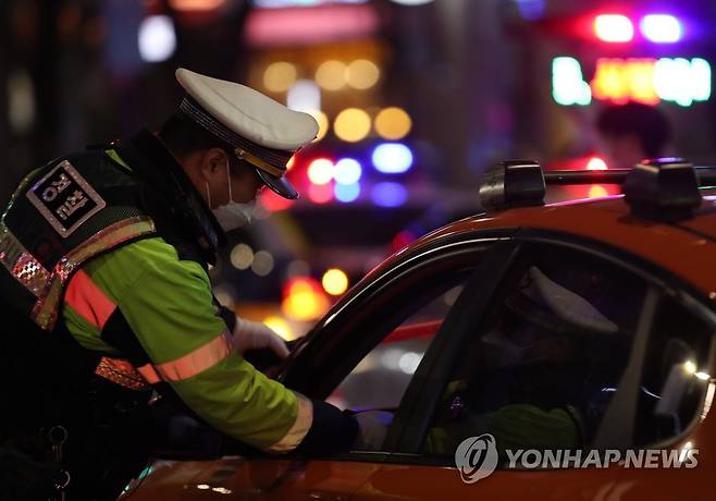 서울경찰, 연말까지 음주운전 등 교통법규 위반 특별단속 (서울=연합뉴스) 박동주 기자 = 10일 서울 대림역 인근에서 경찰이 음주운전 단속을 하고 있다. 2021.12.10 pdj6635@yna.co.kr