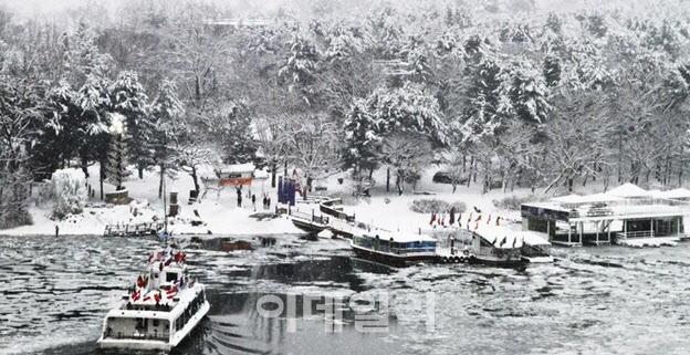 강원도 춘천 남이섬은 배를 타고 들어갈 수도 있지만, 집퐈이어를 이용해 들어갈수 있다.