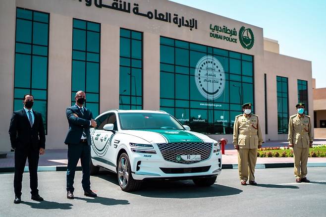 외국 경찰차도 따라할 경우 처벌을 받을 수도 있으니 주의해야 한다