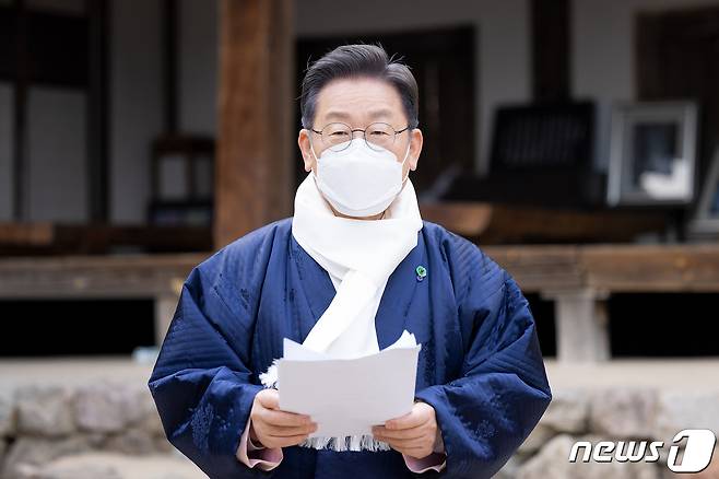 이재명 더불어민주당 대선 후보가 설 명절인 1일 고향인 경북 안동을 찾아 '경북 7대 공약'을 발표하고 있다. (더불어민주당 선대위 제공) 2022.2.1/뉴스1 © News1 이동해 기자