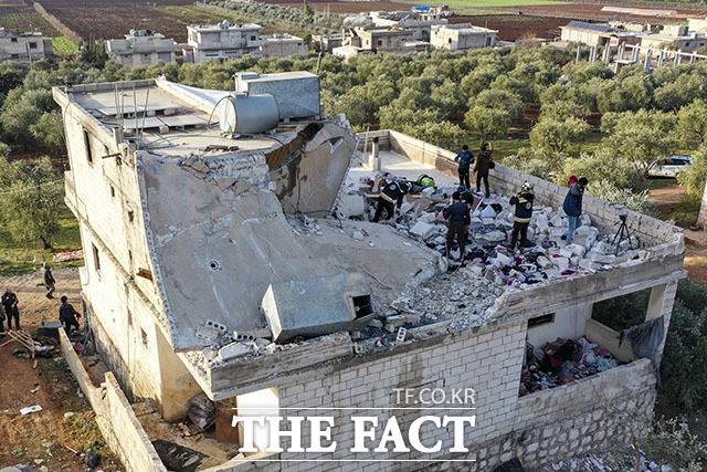 3일(현지시간) 시리아 이들리브주의 시리아 마을 아트메에서 미군의 작전으로 파괴된 가옥을 사람들이 살펴보고 있다. 미 특수작전부대는 지난 27일 시리아 북서부에서 대규모 대테러 공격을 감행한 바 있다. 주민들과 활동가들은 이번 공격으로 민간인들을 포함한 다수의 사망자가 발생했다고 보고했다.