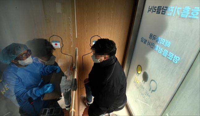 3일 서울 강남구 역삼동 하나이비인후과에 마련된 호흡기전담클리닉에서 의료진이 호흡기질환 환자와 칸막이를 사이에 두고 진료를 하고 있다. ⓒ사진공동취재단