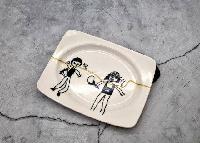 깨진 도자기 접시를 킨츠기를 활용해 수리한 모습. 킨츠기는 방법이 간단해 전문가가 아니더라도 수리에 도전할 수 있다. 조은혜 대표 제공