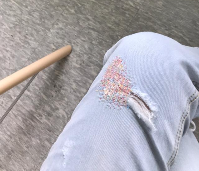 손뜨개 공방 '슬로우 핸드'의 박혜심 작가가 다닝 기법으로 청바지를 수선한 모습. 색색의 실이 어우러져 멋스럽게 느껴진다. 박혜심 작가 제공