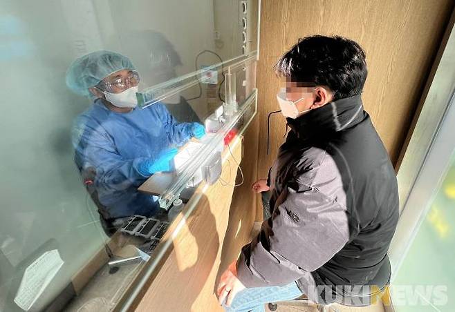 서울 강남구 역삼동 하나이비인후과병원에 마련된 호흡기전담클리닉에서 의료진이 호흡기질환 환자와 칸막이를 사이에 두고 진료를 하고 있다.   사진공동취재단