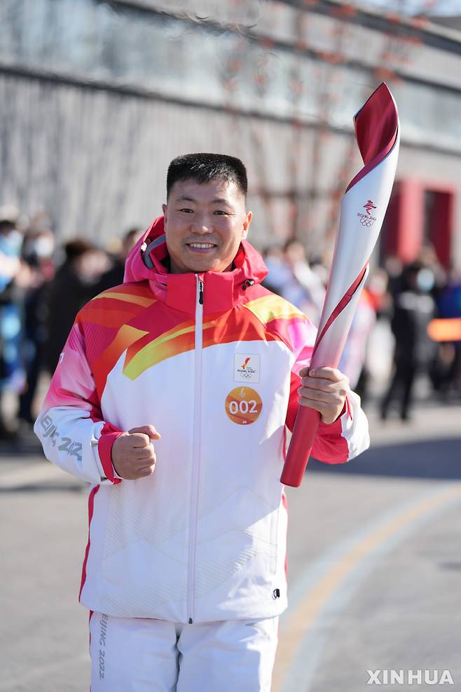 [베이징=신화/뉴시스] 지난 2일 중국·인도 국경부대 치파바오(祁發寶) 연대장이 베이징에서 2022년베이징동계올림픽 성화봉송에 참여하고 있다. 그는 지난 2020년 6월 국경 충돌과정에서 머리를 크게 다친바 있다.  2022.02.04