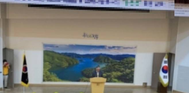 2020년 춘천시청 대회의실에서 진행된 한 사회단체 교육 사진. 국기법상 앞에서 바라봤을때 왼쪽에 위치해 있어야 될 태극기가 오른쪽에 놓여 있다. 독자 제공