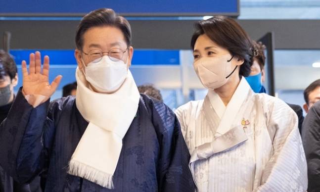 지난 1월 31일 더불어민주당 이재명 대선 후보와 배우자인 김혜경 씨가 서울 용산역을 방문, 귀성객들에게 새해 인사를 하고 있다. 더불어민주당 선대위 제공