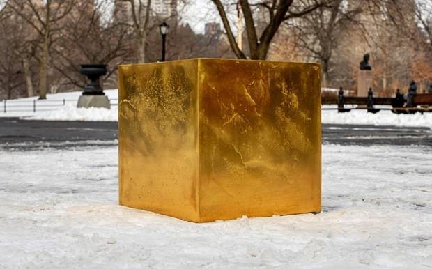 뉴욕 한복판에 무려 4만 9600돈짜리 ‘황금 큐브’가 등장했다. 세계적 권위의 미술전문매체 아트넷은 2일(현지시간) 미국 뉴욕 맨해튼 센트럴 파크에 설치된 황금 큐브가 시민 발길을 붙잡았다고 전했다./AP연합뉴스
