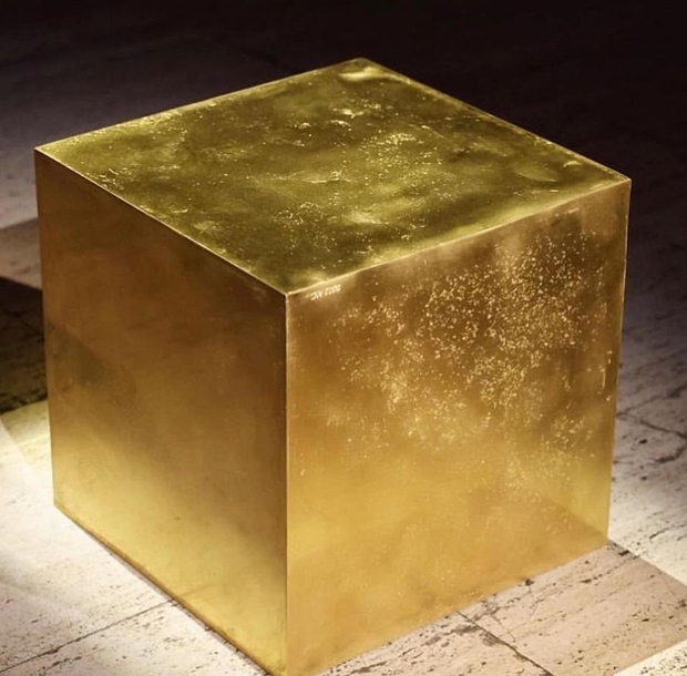 황금 큐브를 만드는 데는 24캐럿 순금 186㎏이 들어갔다. 순금 1돈이 3.75g이니까 무려 4만 9600돈짜리다. 재료값만 1170만 달러, 한화 약 140억원이 들었다.