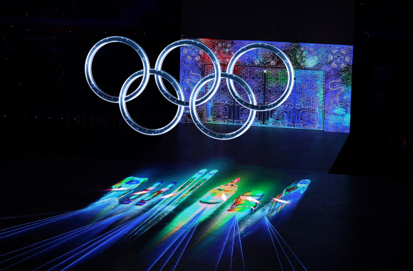 [올림픽] 얼음 오륜 등장 - 4일 오후 중국 베이징 국립경기장에서 열린 2022 베이징 동계올림픽 개회식에서 공연이 펼쳐지고 있다. 2022.2.4 연합뉴스