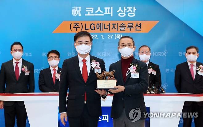 ㈜LG에너지솔루션, 유가증권시장 상장 (서울=연합뉴스) 손병두 한국거래소 이사장(왼쪽)이 27일 한국거래소 서울사옥 로비에서 열린 '㈜LG에너지솔루션 유가증권시장 신규상장 기념식'에서 권영수 ㈜LG에너지솔루션 대표이사에게 상장 기념패를 전달하고 기념 촬영을 하고 있다. 2022.1.27 photo@yna.co.kr