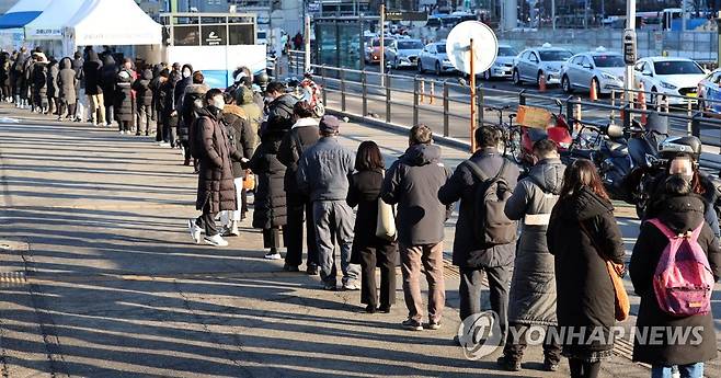 꺾이지 않는 코로나19 증가세 (서울=연합뉴스) 류영석 기자 = 신종 코로나바이러스 감염증(코로나19) 신규 확진자 수가 2만7천443명을 기록한 4일 오전 서울역 코로나19 임시 선별검사소를 찾은 시민들이 검사를 위해 줄을 서 있다. 2022.2.4 ondol@yna.co.kr