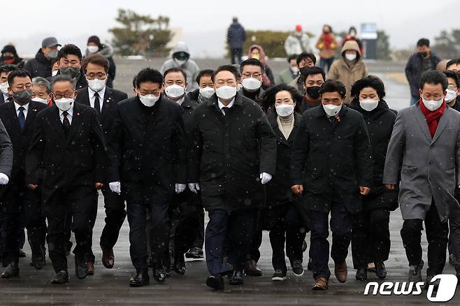 윤석열 국민의힘 대선 후보가 5일 오후 제주4·3평화공원을 방문하고 있다. 윤 후보는 이날부터 1박2일 일정으로 제주와 광주를 방문하며 표심 훑기에 나선다. 2022.2.5/뉴스1 © News1 구윤성 기자