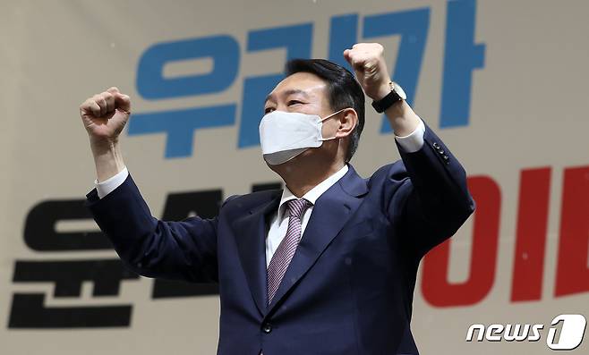 윤석열 국민의힘 대선 후보가 5일 오후 제주 퍼시픽호텔에서 열린 '제주 선거대책위원회 필승결의대회'에서 연설을 마치고 주먹을 불끈 쥐어보이고 있다. 2022.2.5/뉴스1 © News1 구윤성 기자