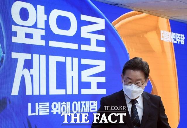 이재명 더불어민주당 대선후보는 5일 한부모가족증명서의 소득기준을 없애고 한부모 가정 지원을 대폭 늘리겠다고 밝혔다. /이선화 기자