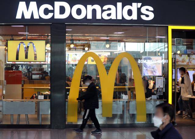 지난달 2월, 서울시내 한 맥도날드 매장 앞. 감자튀김 없는 패스트푸드점은 상상하기 힘들 정도로, 감자튀김은 햄버거와 함께 패스트푸드점의 대표 음식으로 자리 잡았다. 뉴스1