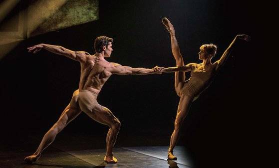 이탈리아가 낳은 세계적 발레 무용수, 로베르토 볼레(왼쪽)와 영국 로열발레단의 멜리사 해밀턴의 2인무. [중앙포토]