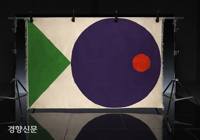 2019년 이케아와 협업으로 제작한 러그(2×3㎝). 물속의 물고기처럼 행복하다는 프랑스 속담을 인용했다.