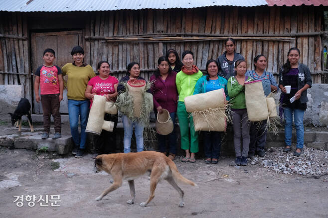 이슬기 작가가 2017년 10월 멕시코 오아하카 지방에서 바구니 장인들과 협업하며 기념촬영을 하고 있다. / 이슬기 제공