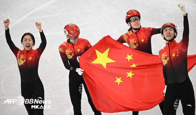 중국 쇼트트랙 국가대표팀이 5일 중국 베이징의 캐피털 인도어 스타디움에서 열린 2022 베이징올림픽 쇼트트랙 혼성계주에서 금메달을 차지했다. 사진(중국 베이징)=AFPBBNEWS=NEWS1