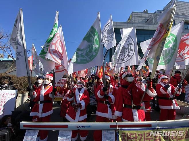 [서울=뉴시스]전재훈 기자=3일 오후 1시께 국가혁명당 지지자들이 중앙선거관리위원회(선관위) 관악청사 앞에 모여 허경영 대선후보를 여론조사에 포함하고 TV토론에 출연시키라고 촉구하고 있다.2022.02.03.photo@newsis.com