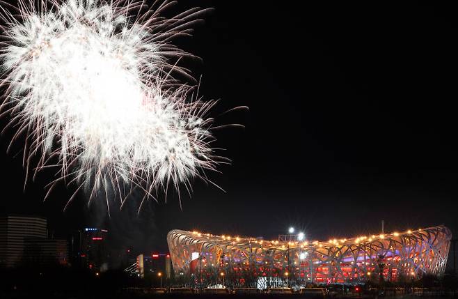 =4일 오후 중국 베이징 국립경기장에서 열린 2022 베이징 동계올림픽 개회식에서 불꽃놀이가 펼쳐지고 있다. 베이징은 이번 동계올림픽 유치로 하계올림픽과 동계올림픽을 모두 유치한 유일한 도시가 됐다. 베이징 국립 경기장(일명 ‘냐오차오’ 새 둥지)은 이번 대회가 끝나면 하계, 동계올림픽의 개회식, 폐회식을 모두 연 유일한 경기장이 된다. 연합뉴스