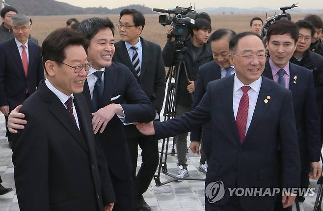 환하게 웃는 참석자들 (화성=연합뉴스) 홍기원 기자 = 2019년 11월 21일 오후 경기도 화성국제테마파크 예정지에서 열린 '화성국제테마파크 비전 선포식'에서 이재명 경기도지사(왼쪽부터), 정용진 신세계 부회장, 홍남기 부총리 겸 기획재정부 장관 등 참석자들이 사업 부지를 살펴보며 환하게 웃고 있다. xanadu@yna.co.kr