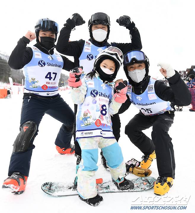 청소년 스포츠 한마당 스노보드 대회가 22일 강원도 평창군 용평리조트 스키장에서 열렸다. 대회에 참가한 선수들이 포즈를 취하고 있다. 평창=박재만 기자 pjm@sportschosun.com/2022.01.22/