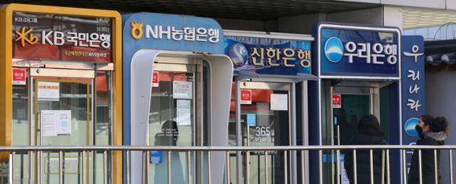 6일 서울 시내에 은행 현금자동인출기(ATM) 기계가 나란히 설치된 모습. 뉴시스