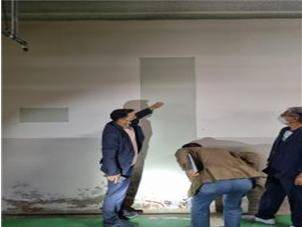 경남도 공동주택 기술자문단이 한 공동주택의 시설을 살펴보고 있다. 경남도 제공