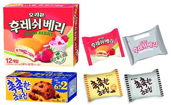 오리온 후레쉬베리와 촉촉한 초코칩 제품. 겉 상자와 유사한 색감·디자인을 담았던 속 포장재의 디자인을 단순화하고 인쇄도수를 낮췄다. 오리온 제공