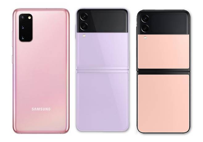 왼쪽부터 갤럭시S20 클라우드핑크, 갤럭시Z플립3 라벤더, 갤럭시Z플립3 비스포크에디션핑크