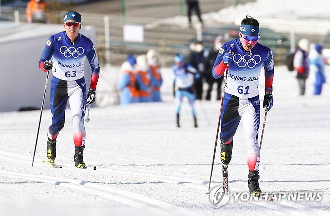 [올림픽] 나란히 경기 펼치는 김민우와 정종원 (장자커우[중국]=연합뉴스) 김도훈 기자 = 6일 중국 허베이성 장자커우 국립 크로스컨트리 스키 센터에서 열린 2022 베이징 동계올림픽 크로스컨트리 스키 남자 15㎞+15㎞ 스키애슬론 경기에 출전한 김민우(앞)와 정종원이 나란히 레이스를 펼치고 있다. 2022.2.6 superdoo82@yna.co.kr