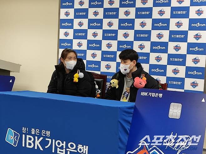 인터뷰에 임한 김하경(왼쪽)과 김희진. 김영록 기자