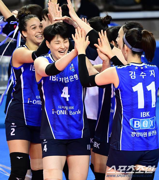 2021-2022 프로배구 V리그 여자부 IBK기업은행과 페퍼저축은행의 경기가 6일 화성실내체육관에서 열렸다. 기업은행 김희진과 산타나가 세트스코어 3대0 승리를 확정짓고 환호하고 있다.  화성=최문영 기자 deer@sportschosun.com/2022.02.06/