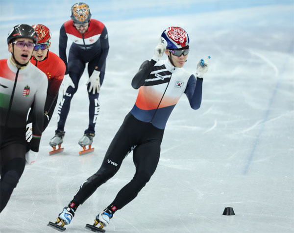 이준서는 7일 쇼트트랙 남자 1000ｍ 준결승 2조 경기에서 2위로 결승선을 통과했지만 비디오 판독 결과 레인 변경을 늦게 했다는 이유로 실격처리됐다.  [사진 출처 = 연합뉴스]