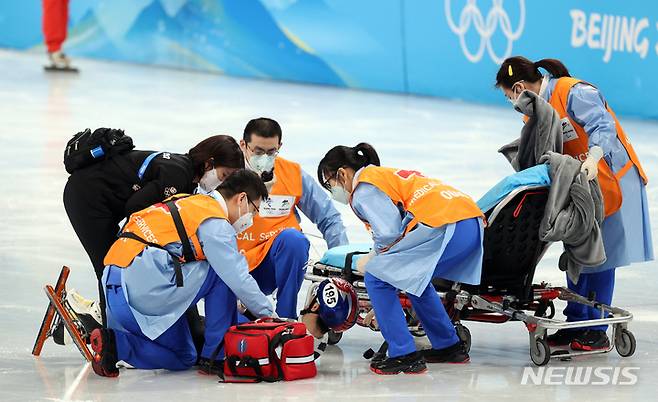 [베이징(중국)=뉴시스] 홍효식 기자 = 7일 오후 중국 베이징 캐피털 실내경기장에서 열린 2022 베이징 동계올림픽 쇼트트랙 남자 1000m 준준결승 경기, 한국 박장혁이 넘어진 뒤 응급처지를 받고 있다. 2022.02.07.  yesphoto@newsis.com