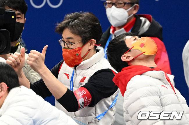 [OSEN=베이징(중국), 지형준 기자]중국 대표팀 김선태 감독과 빅토르 안(안현수) 기술코치가 기뻐하고 있다. 2022.02.05 /jpnews@osen.co.kr