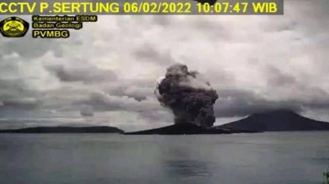 6일 아낙 크라카타우 화산이 뿜어낸 화산재 기둥