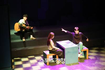 여섯 청춘의 유쾌하고 풋풋한 사랑 이야기을 담은 연극 ‘저기요’의 출연진들이 지난달 26일 서울 대학로 알과핵 소극장에서 상연에 앞서 연습을 하고 있다. 사진|정지윤 선임기자